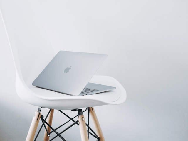 Mac筆記本電腦在椅子上